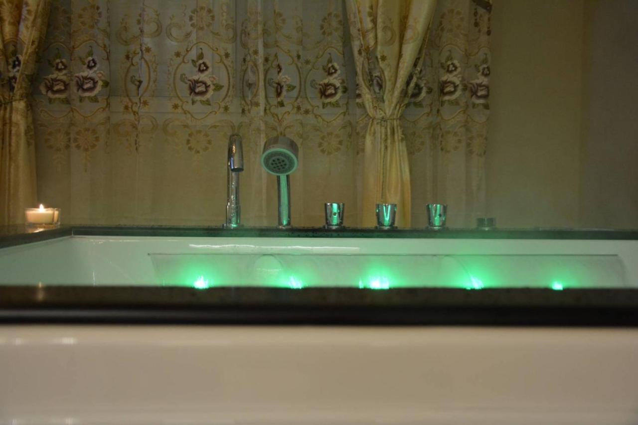 Le Petit Versailles Vernon  Ngoại thất bức ảnh