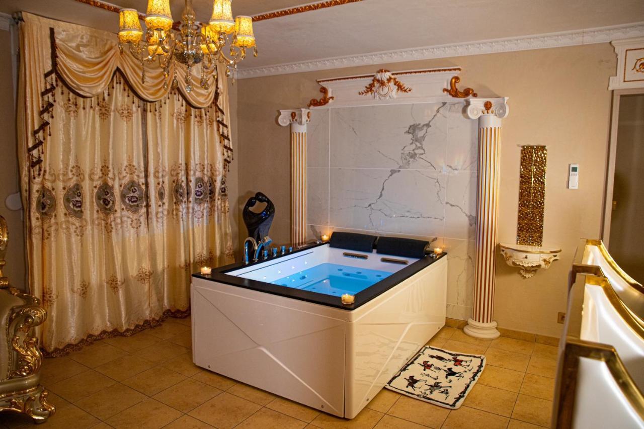 Le Petit Versailles Vernon  Ngoại thất bức ảnh